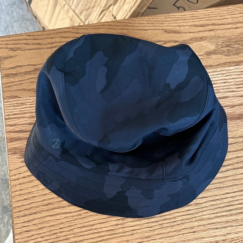 Lululemon camo bucket hat
Size M/L
Color black & black camouflage